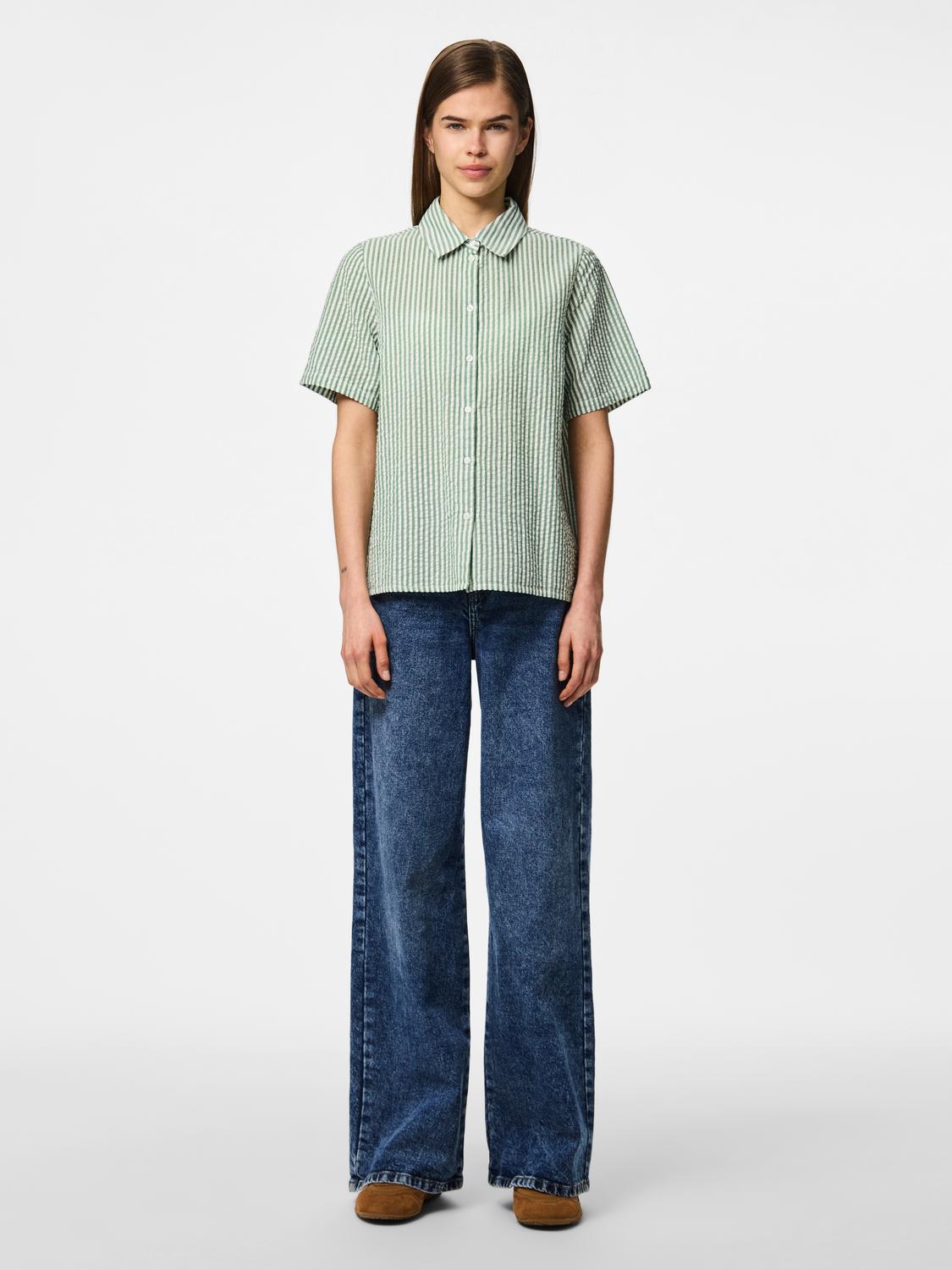 model_shot-front_full